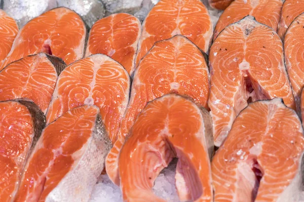 Lachsfilet in Eis auf der Supermarkttheke. — Stockfoto