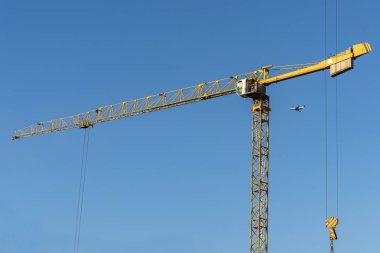 Yüksek irtifa vinç yük, mavi gökyüzüne karşı asansörleri