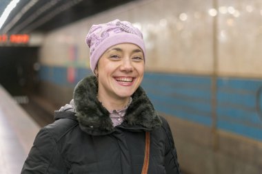 mutlu kız Metro platformda ayakta