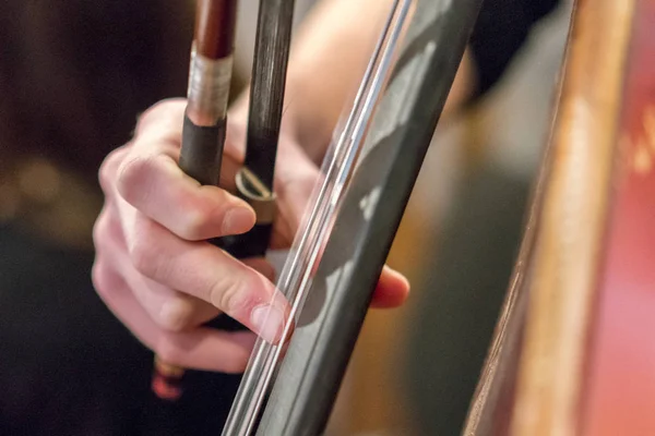 Mano de una chica tocando el violonchelo de cerca. contrabajo —  Fotos de Stock