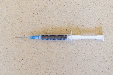 Kahve bağımlılık. Şırınga ve kahve taneleri.