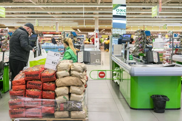 Kiev, Oekraïne. Januari 8 2018. Kassa in de supermarkt — Stockfoto