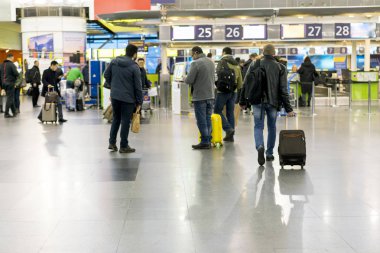 İnsanlar havaalanında. İnsanlar havaalanında terminale git