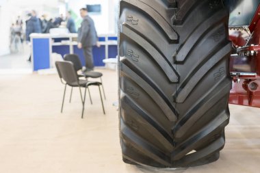Tekerlek çiftlik traktör yakın çekim basmak. Arabalar ve ekipman