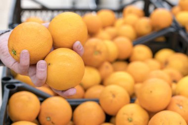 El ile portakal turuncu bir arka plan üzerinde