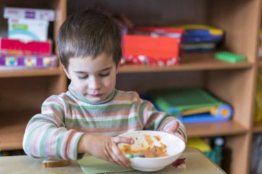 Boş bir tas çorba ile küçük çocuk