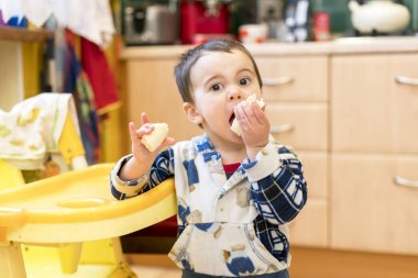 Bebek 2 yaşında bir muz mutfakta yemek