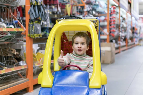 Хлопчику 4 роки в будівельному магазині, сидить у візку — стокове фото