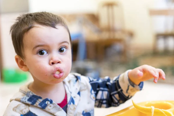 Niño pequeño con la boca llena — Foto de Stock