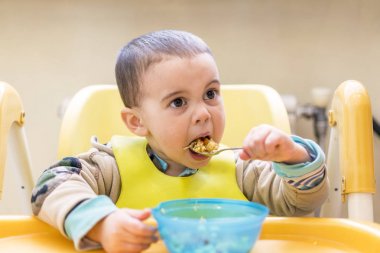 Çocuk 2 yıl püresi yiyor. Çocuk tablo. Childs'ın bağımsızlık kavramı.