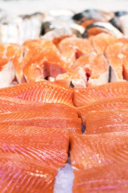 Buzun içinde taze alabalık filetosu. sağlıklı gıda