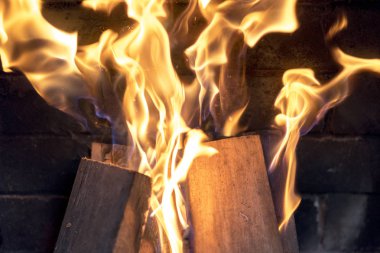 şömine yakın çekim Kırmızı Sarı yangın. alevler. Arka plan ateş