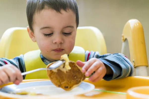 Bebé niño de 2 años comiendo panqueque — Foto de Stock