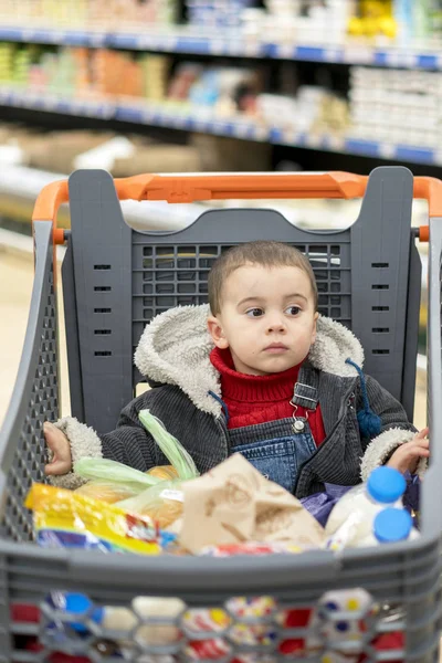 Bebê bonito no carrinho de compras - carrinho — Fotografia de Stock