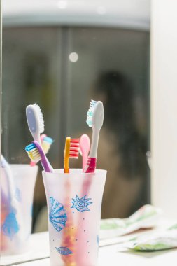 Bir bardak banyoda diş fırçaları