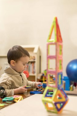 Çocuk 2 yıl bir parlak ve renkli Tasarımcısı'ndan bir kule inşa. Entelektüel oyuncak. Çocuk manyetik bir Oluşturucu ile çalış