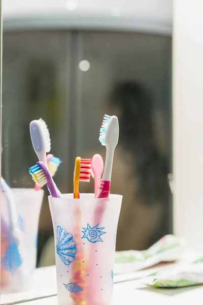 Escovas de dentes em um copo no banheiro — Fotografia de Stock