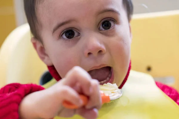 Adorable niño caucásico con grandes ojos comiendo sopa saludable — Foto de Stock