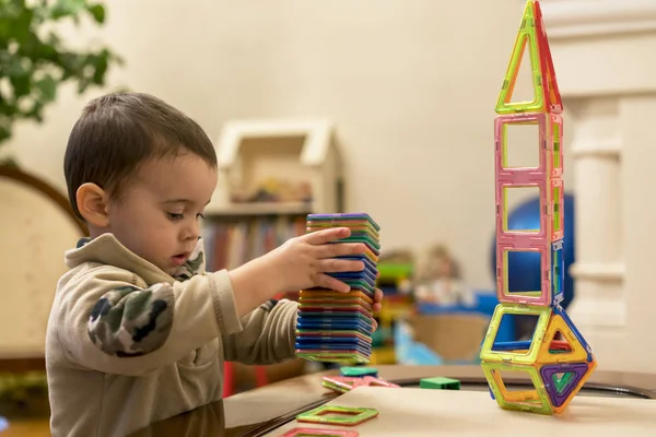 Dziecko bawi się zabawki magnetyczne Konstruktor. — Zdjęcie stockowe