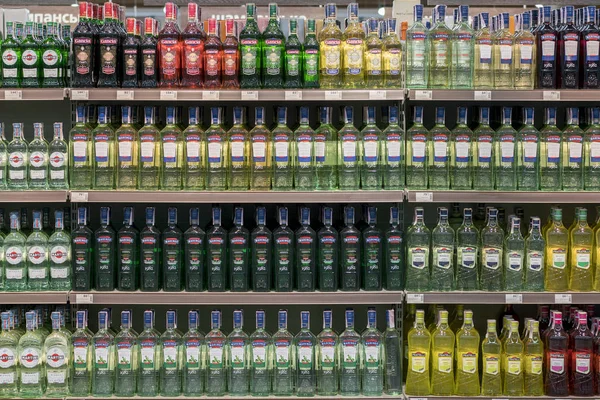 Kiev, Ucrania. 1 de febrero 2018. Estantes en una tienda con botellas de vermut —  Fotos de Stock