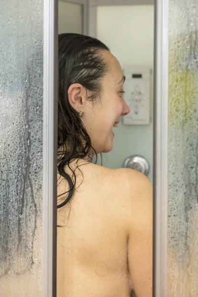 Mujer risueño con el pelo largo en la ducha — Foto de Stock
