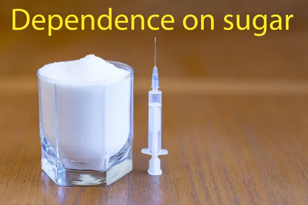 Sugar and syringe. the concept of dependence on the sweet. sugar is compared with drugs. inscription Dependence on sugar. — Stock Photo, Image