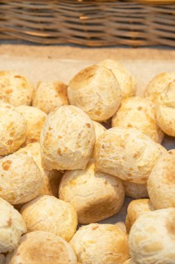 Peynir topları bir raf mağaza.