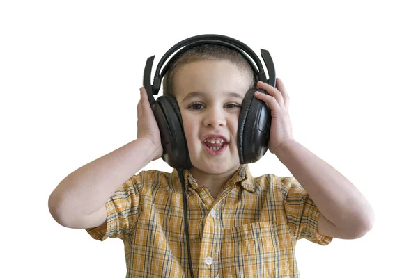 Menino ouvindo música em grandes fones de ouvido pretos. Isolado sobre fundo branco — Fotografia de Stock