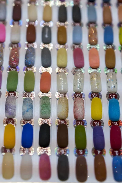 Zbiór różnych paznokci kolory palety w sklep kosmetyczny. — Zdjęcie stockowe