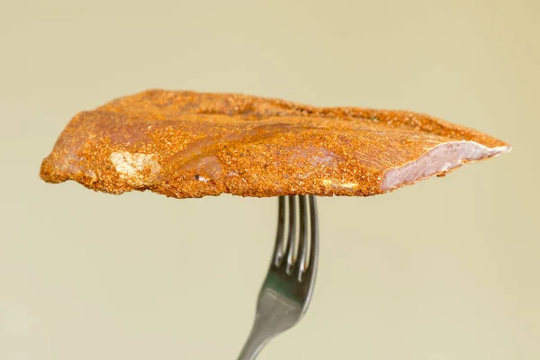 Un pezzo di carne in spezie è appuntato su una forchetta — Foto Stock