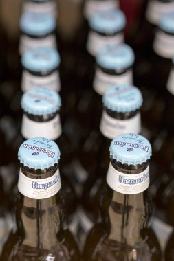 Kiev, Ukrayna. 18 Şubat 2018. Mağaza raf Hoegaarden bira şişeleri. Hoegaarden, Belçika, birahane ve iyi bilinen buğday bira üreticisi Hoegaarden bira olduğunu.