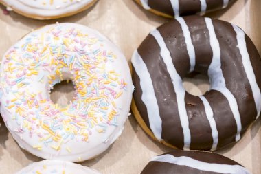 Çörek. Tatlı krema şeker yiyecek. Tatlı renkli aperatif. Sırlı sprinkles. Lezzetli pasta kahvaltı tedavi. Ekmek pasta. Halka buzlanma ile. Sağlıksız yuvarlak pişmiş.