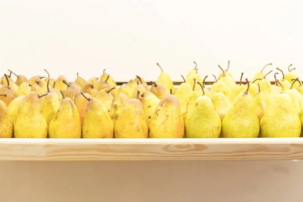 美しい熟した梨とトレイ — ストック写真