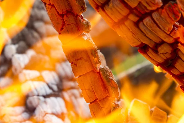 Сжигаю дрова крупным планом. Желто-красный фон огня и пламени . — стоковое фото