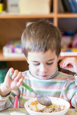 5 yaş anaokulu yulaf çorbası yeme bir çocuk.