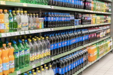 Kiev, Ukrayna. 1 Şubat 2018. Coca-Cola, fanta, sprite süpermarket ile Paletler