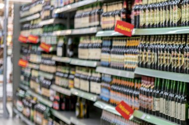 Bira süpermarket raflarında farklı türleri. bulanık