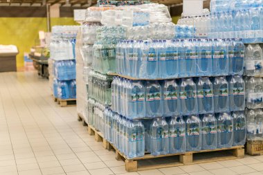 Kiev, Ukrayna. 1 Şubat 2018. Plastik soda şişeleri çeşitli seçim süpermarket raflarında görüntülemek