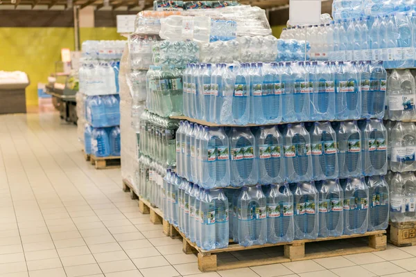 Kiev, Oekraïne. 1 februari 2018. Verschillende keuze van kunststof mineraal waterflessen op de schappen van de supermarkt weergeven — Stockfoto