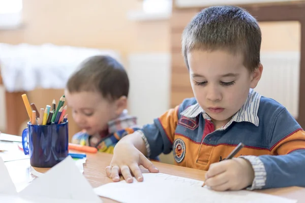 Dos niños dibujando en el jardín de infantes —  Fotos de Stock