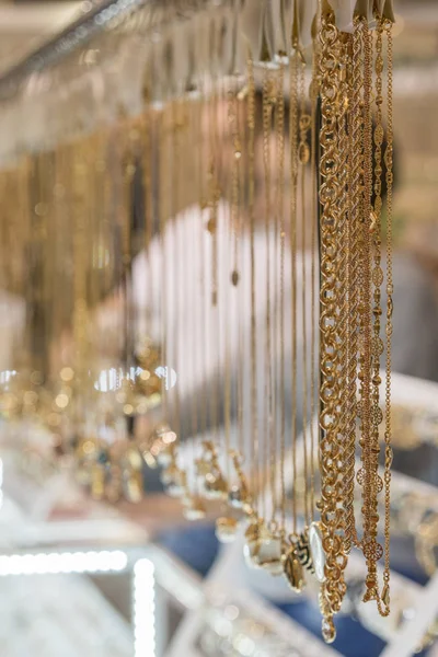 Biżuteria złota. Złotymi łańcuchami. Złotymi łańcuchami w oknie sklep turecki Bazar w Skopje Biżuteria przechowywania — Zdjęcie stockowe