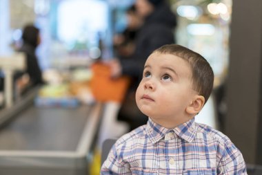 Nakit bir süpermarkette bir arka plan üzerinde küçük çocuk