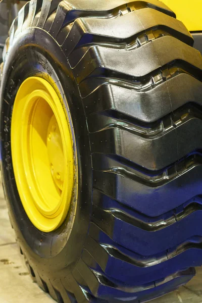 Detailní záběr traktoru pneumatiku, selektivní zaměření. — Stock fotografie