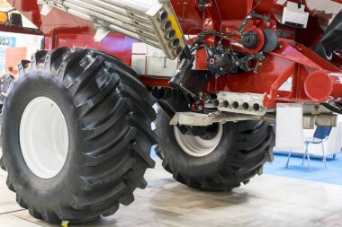 Büyük tekerlekleri ile tarımsal bir makine parçası