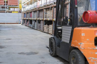 bir inşaat dükkanında forklift. İnşaat malzemeleri