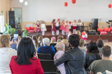 Anne anaokulu performans çocuklarda izliyor