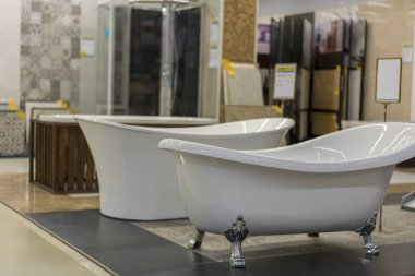 Dükkanı banyoları. Sıhhi tesisat. Yeni Hamam. Güzel dövme bacaklar banyo