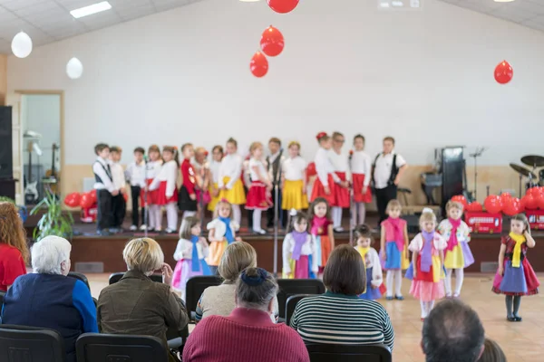 Arka plan kullanımı için okulun sahne arkasında bulanık çocuk görüntüsü..