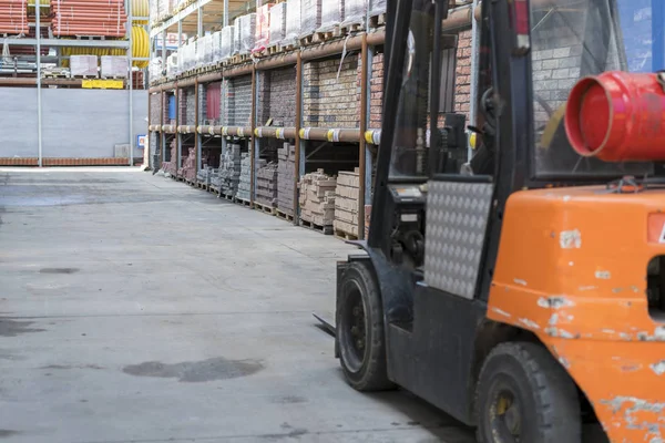 bir inşaat dükkanında forklift. İnşaat malzemeleri