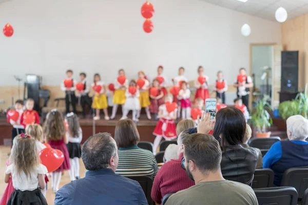 Małe dzieci w przedszkolu tańca na scenie przed rodzicami — Zdjęcie stockowe